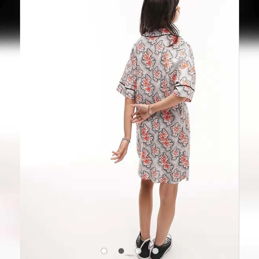 Topshop souvenir shirt dress in red and black floral - Picture 2 of 10